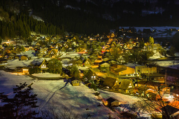 日本　岐阜県、白川郷の合掌造り集落の萩町城跡からの夜景 © pespiero