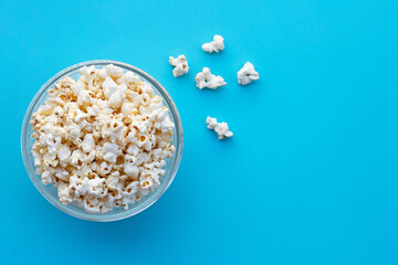 Fototapeta na wymiar Popcorn on blue background. Copy space