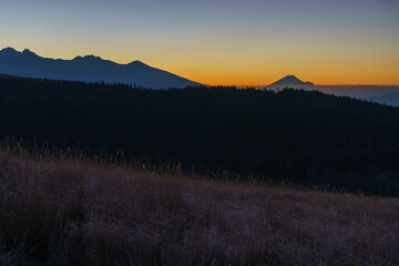 Obraz premium 富士山と八ヶ岳 霧ヶ峰からの朝景