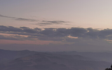 Tramonto grigio azzurro tra nebbia e foschia sulle valli e sui monti Appennini