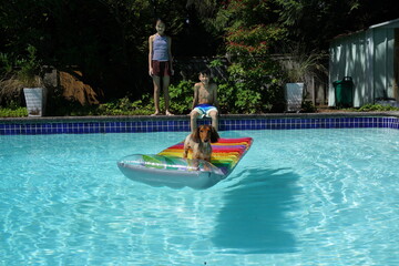 プール　子供　犬　遊ぶ　夏休み　ミニチュアダックス 