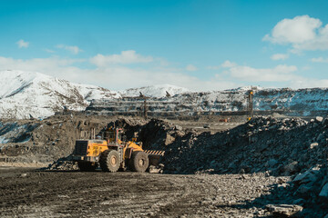 The wheel loader works in the quarry.