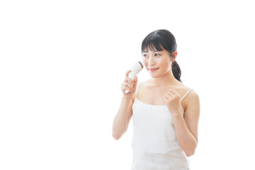 美容機器を使う若い女性
