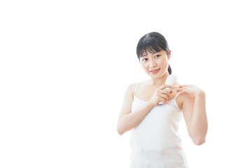 美容機器を使う若い女性