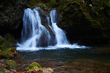 Obraz premium Waterfall on a mountain river.