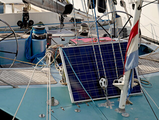 Un pannello solare sulla poppa di uno yacht a vela d’altura in sosta, ormeggiato in un...