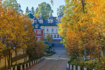 Obraz premium Golden autumn in the Holy Dormition Pskovo-Pechersky monastery. Pechory, Russia