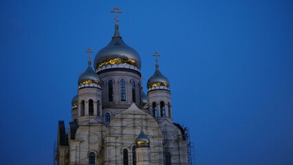 Fototapeta na wymiar a catholic church with a golden dome with blue sky