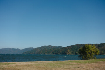 晴天下の琵琶湖の風景です