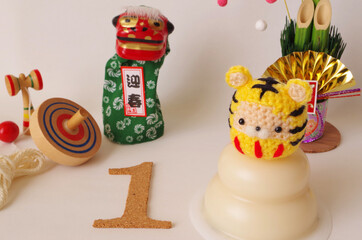 トラのあみぐるみとお正月イメージ