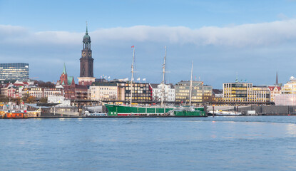 Obraz premium Cityscape of Hamburg with modern and old buildings