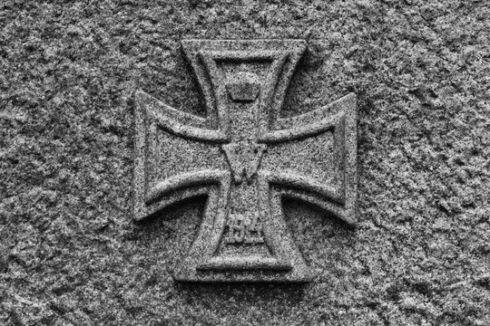 Kreuzsymbol aus Stein