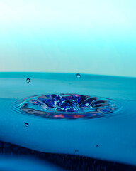 Fototapeta Plusk na gładkiej powierzchni w niebieskim odcieniu wody obraz