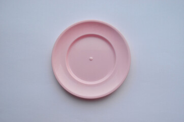 Obraz na płótnie Canvas Pink plate on a white background. Isolate. Dishes.