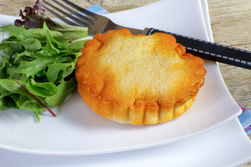 tielles sétoises et salade sur une assiette