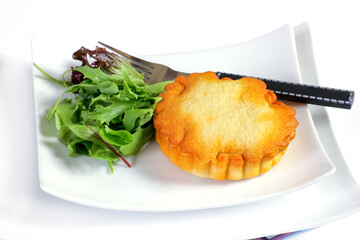 tielles sétoises et salade sur une assiette