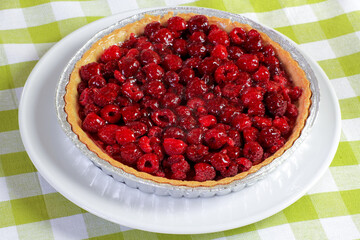 tarte aux framboises sur une table