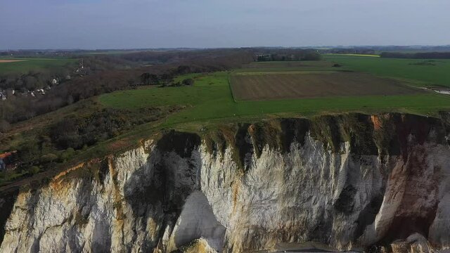 Vue a&eacute;rienne des falaises de Normandie aux Petites-Dalles, France - Vid&eacute;o de drone 2.7K / 50 fps