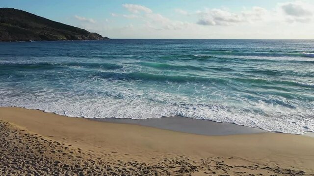Vue a&eacute;rienne de la Mer M&eacute;diterran&eacute;e au coucher du Soleil &agrave; Carg&egrave;se, en Corse - Vid&eacute;o de drone 2.7K / 50 fps
