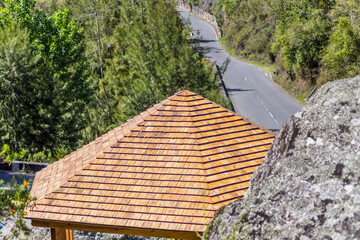 Fototapeta na wymiar Bardeaux sur toit de kiosque, Cilaos, île de la Réunion 