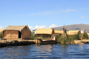 Embarcación típica del lago Titicaca en Perú hecha de totora