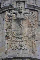 Escudo imperial de Carlos I en una torre del Convento de San Benito en Alcántara