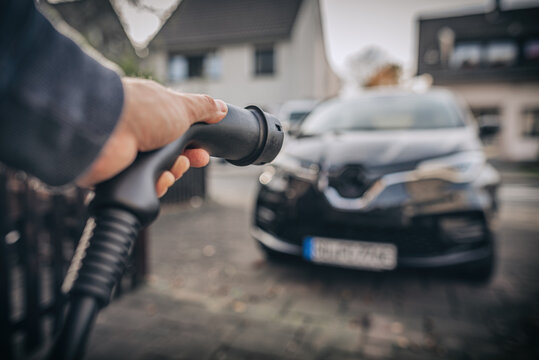 Ladekabel wird an Elektroauto angeschlossen
