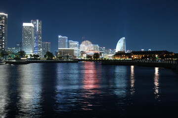 水面に反射するみなとみらいの夜景