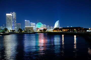 水面に反射するみなとみらいの夜景