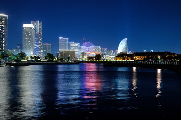 水面に反射するみなとみらいの夜景