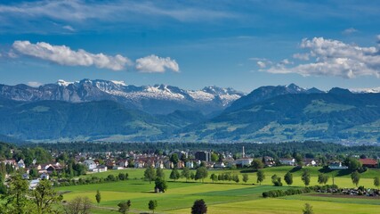 Fototapeta na wymiar Swiss village in front of the mountains 
