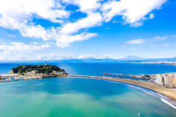 片瀬東浜海水浴場と江の島（神奈川県藤沢市）