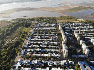 fotografia aerea de un barrio al rededor de laguna semiseca