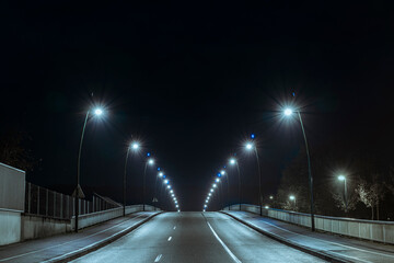 Fototapeta na wymiar Milieu urbain, pont et éclairages sans voitures, Sens, France