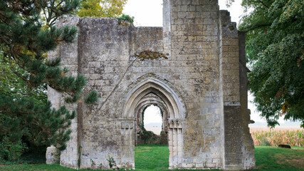 Fototapeta na wymiar Ruines d'un monastère, Picardie, France
