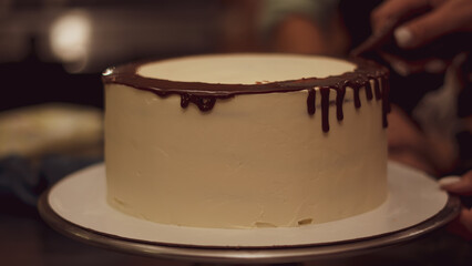preparation for a cappuccino-colored cake with a chocolate border