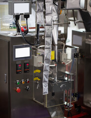 Vertical sauce sachet filling and packaging machine in food industry