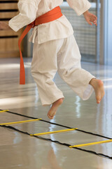 教室で空手を練習している小学生の子供たち