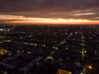 atardecer fogoso en la ciudad