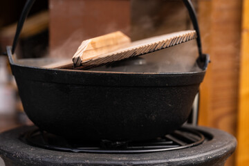 鍋からあふれ出る湯気