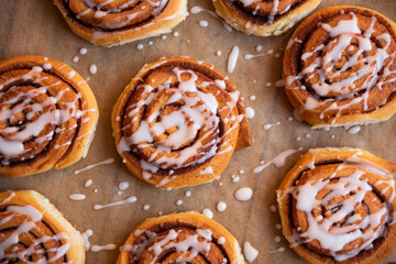 Fresh home baked sweet cinnamon buns with frosting - obrazy, fototapety, plakaty