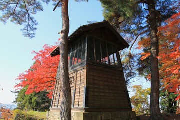 秋の鶴ヶ城・鐘撞堂（福島県・会津若松市）