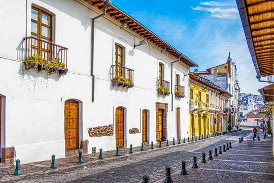 Fototapeta Ecuador.  Street in the historical city center of Quito. Boarded by typical houses. 