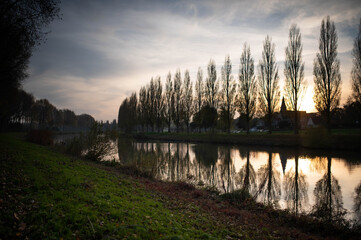Coucher de soleil au bord de l'eau 