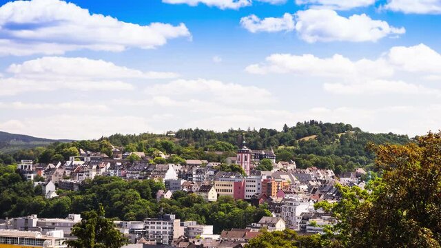 Blick auf die Siegener Innenstadt mit Nikolaikirche .- Kr&ouml;nchen - Time Lapse