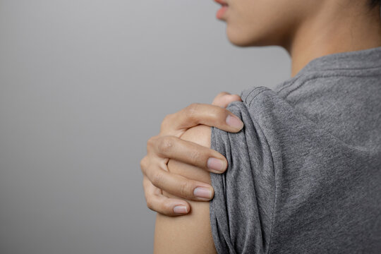 Woman with shoulder pain.