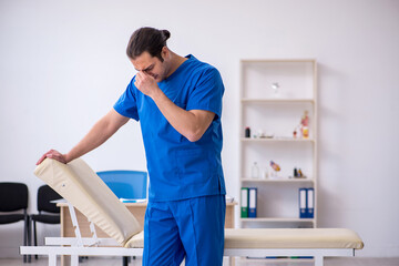 Obraz premium Young male doctor being unhappy after night shift