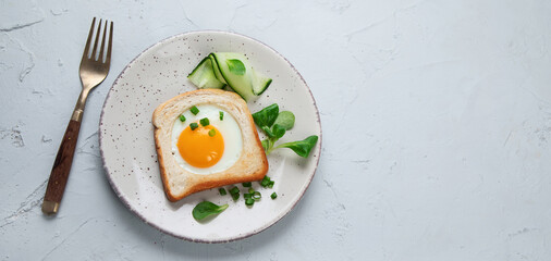 Fried egg on bread with vegetables