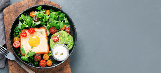 Fried egg on bread with vegetables