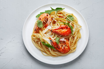 Pasta with shrimps in white sauce
